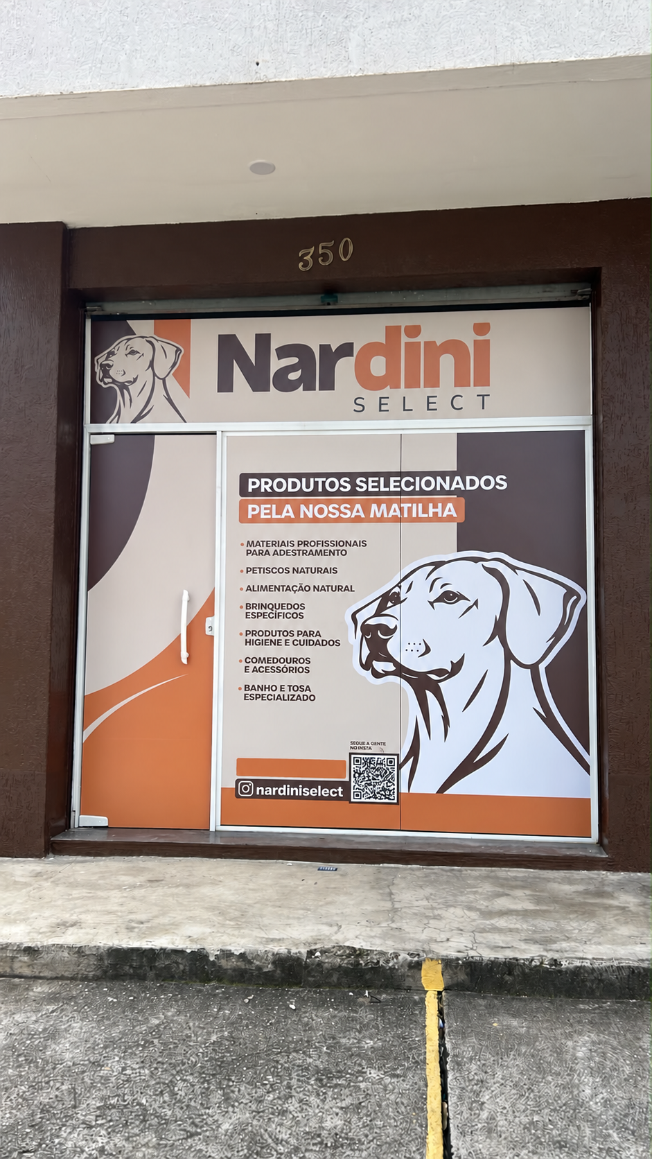 Fachada da Nardini Select, com a identificação 350 e a marca nas portas de vidro